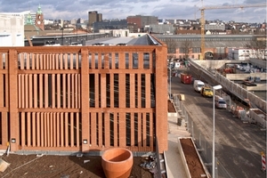  &gt;&gt; View of the multi-storey car park with access road for supply 