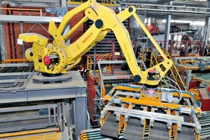  »4 A robot sets the products on a chain conveyor 