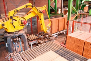  »4 With a special gripper, the robot can move the empty pallets from the destacking position to the loading position  