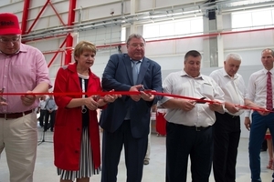  &gt;&gt;1 Guests of honour cut the red ribbon at the opening of the new brick plant: Sergey Ivanovich Siuschov, Chief Technologist Olga Zyganova, Vladimir Dmitrievich Volkov, Viktor Grigorievich Prokin, Sergey Alexeevich Stroitelev and Torsten Bärtels, Keller HCW area sales manager (from left to right) 