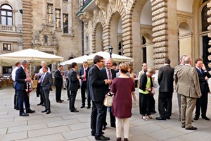  »3 Der Abend im Parlament Hamburg wurde stimmungsvoll im Innenhof des Rathauses eingeleitet 