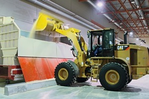  »4 Feeding the sawdust into the rubber-belt box feeder, type BKNG 1206c  