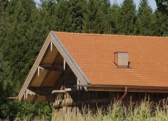  &gt;&gt; Klassische Schönheit mit lebhafter Flächenwirkung für den rustika­len Charme ländlicher Dächer: Doppelmuldenfazziegel „Rustico“ von Creaton 